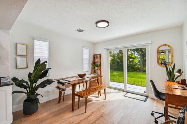 Building Photo - 702 NE 10th Ave