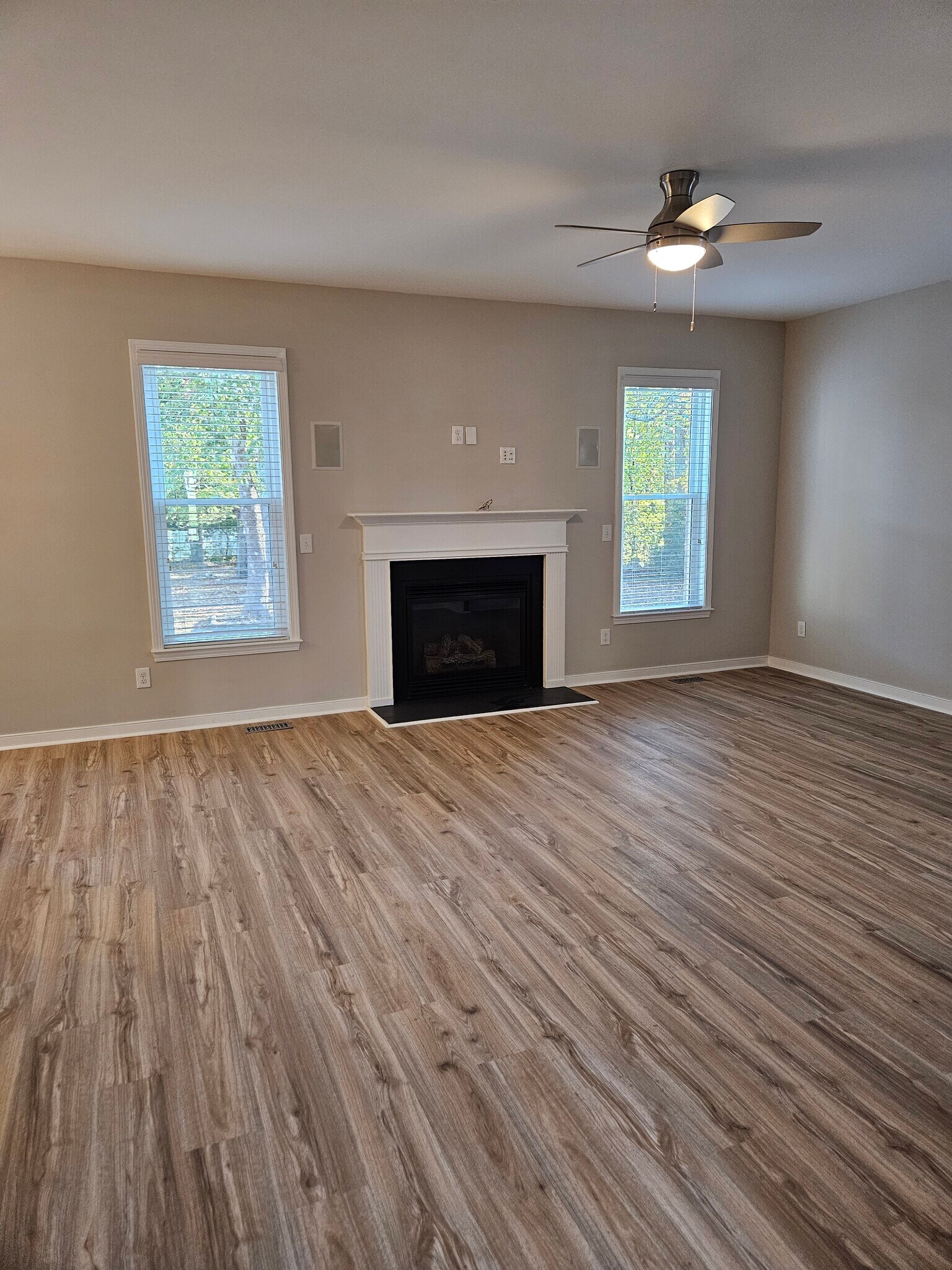 Family room with fireplace - 919 Middle Ground Ave