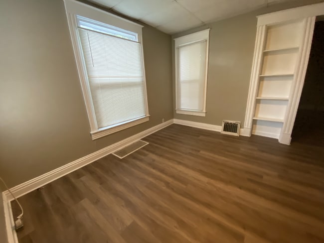 Building Photo - 901 W 6th St