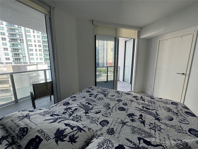 Building Photo - 1300 Brickell Bay Dr