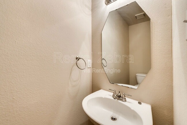 Building Photo - 902 Astaire Ave