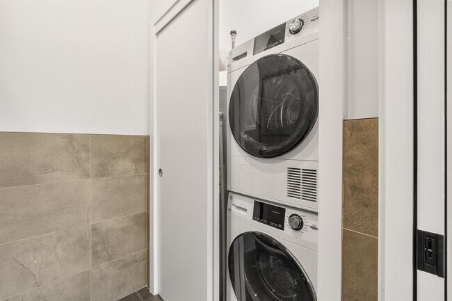 Building Photo - 952 Broadway