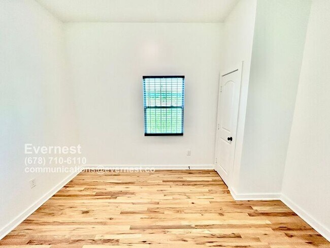 Building Photo - Spacious 4-Bedroom Home with Front Porch a...