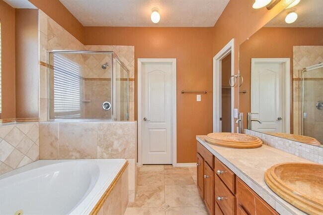 Building Photo - 2811 Little Spring Cir