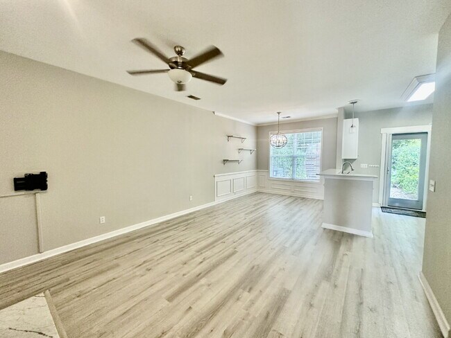 Building Photo - Spacious Townhome with a Private Courtyard in Westbury Park!