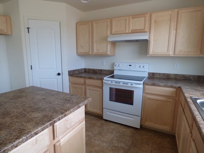 Building Photo - Spacious and Beautiful 3 Bed, 2.5 Bath Hom...