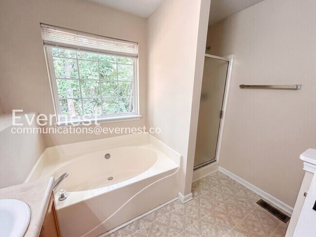 Building Photo - 4 Bed/3 Bath Home with Fenced Yard & Garage / Available Now!