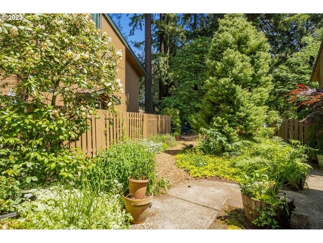 Building Photo - 2Bd/2Ba Second Floor Condo in SE with Washer & Dryer, 2 Car Dethatched Garage and a Serene Courty...