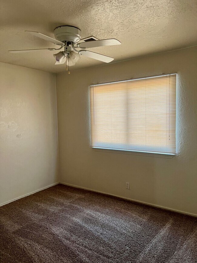 Building Photo - Ready For Immediate Move IN !!
