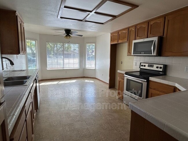 Building Photo - 1061 E Donna Dr