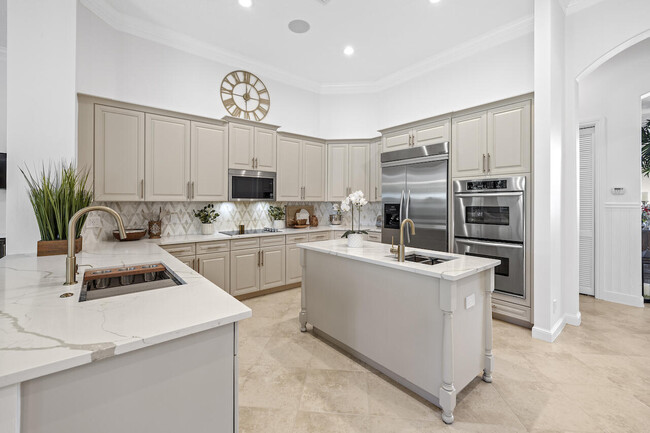 Building Photo - 15385 Meadow Wood Dr