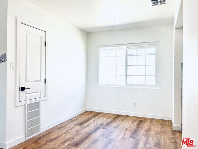 Building Photo - 938 W Glenoaks Blvd
