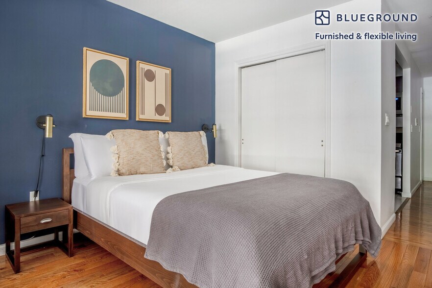 Building Photo - 220 E 14th St