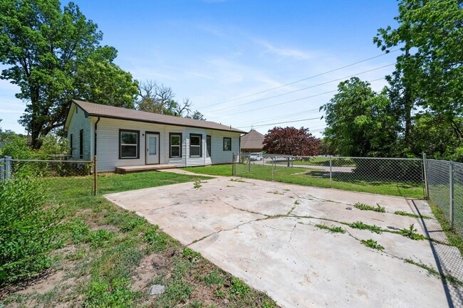 Building Photo - 2 or 3 bed/1 bath house in Indian Hills av...