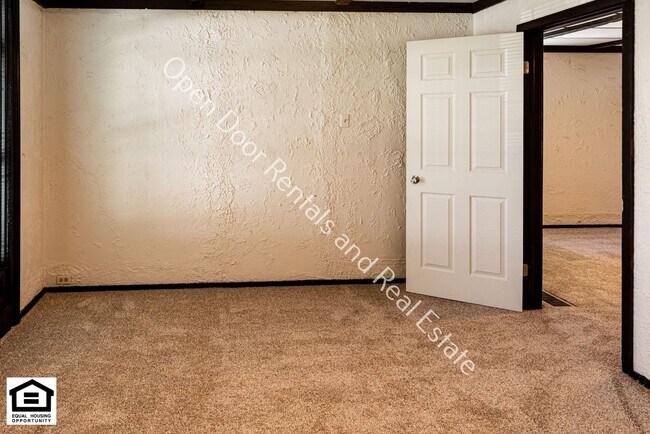 Building Photo - 460 S Elm St