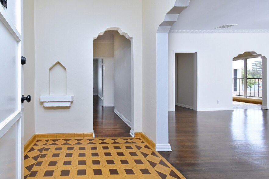 Building Photo - 724 S Genesee Ave