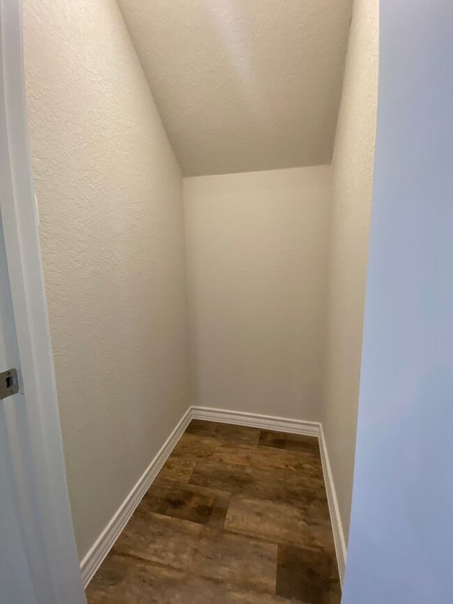 Building Photo - $300 OFF 1ST MONTH RENT IF YOU MOVE IN WIT...