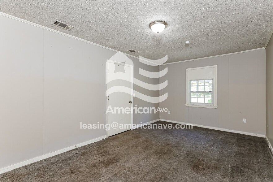 Building Photo - 2952 Woodside Dr