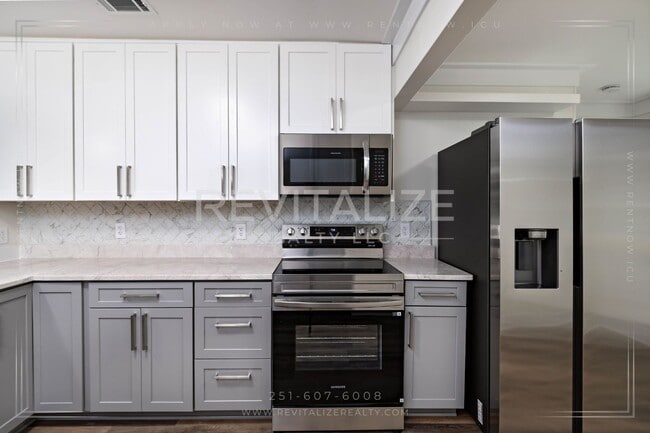 Building Photo - Gorgeous Spring Hill Home!