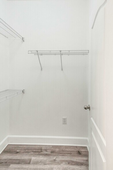 Walk-in closet - 1901 Crossing Pl