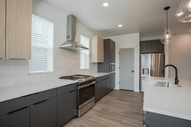 Kitchen - 493 W 620 N