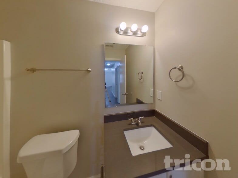 Building Photo - 529 Pullman St SW