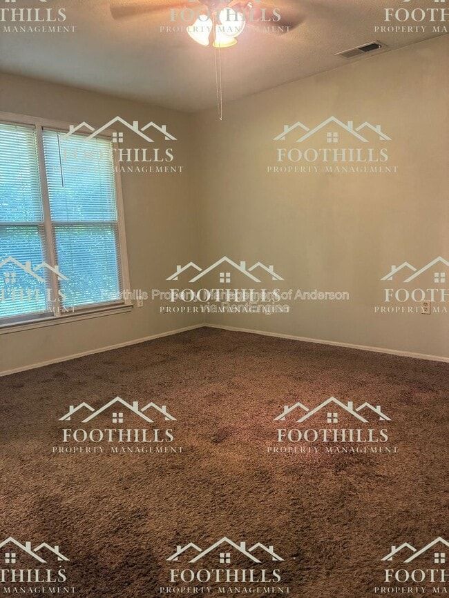 Building Photo - 303 Green Forest Dr