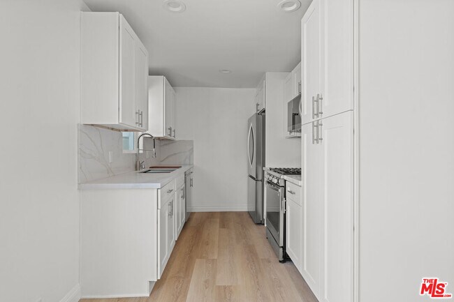 Building Photo - 814 3rd St