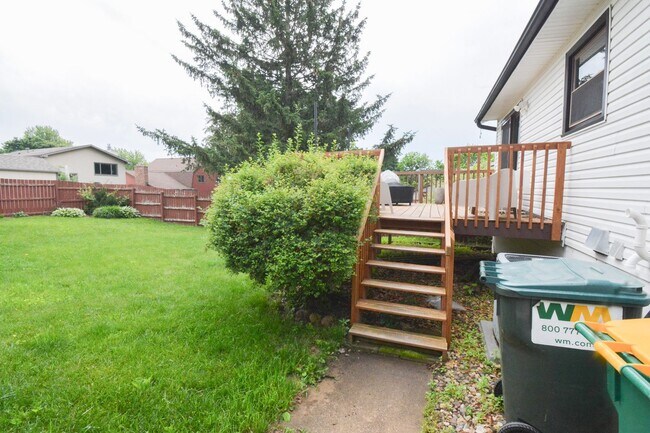 Building Photo - Charming 3-Bed, 2.5-Bath Split-Level Home ...