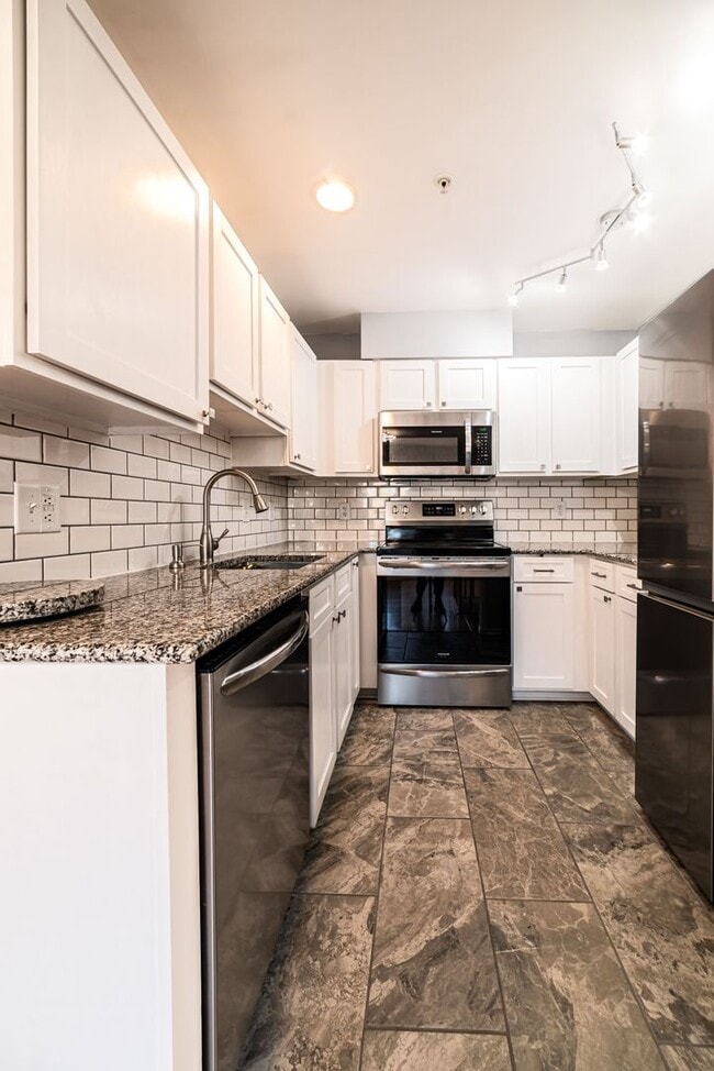 Building Photo - $1975 - Beautiful 2 Bedroom Condo with 2 bathrooms