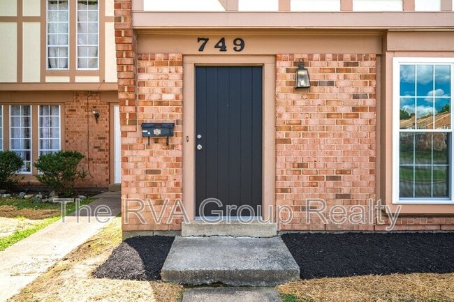 Building Photo - 749 Pleasant St