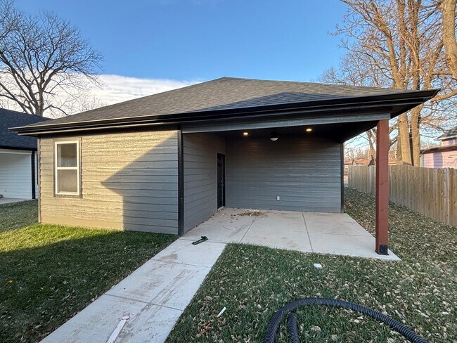 Building Photo - Stunning New Build in Central Manhattan! Available NOW!