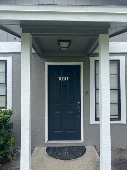 Building Photo - 10101 Lake Oak Cir