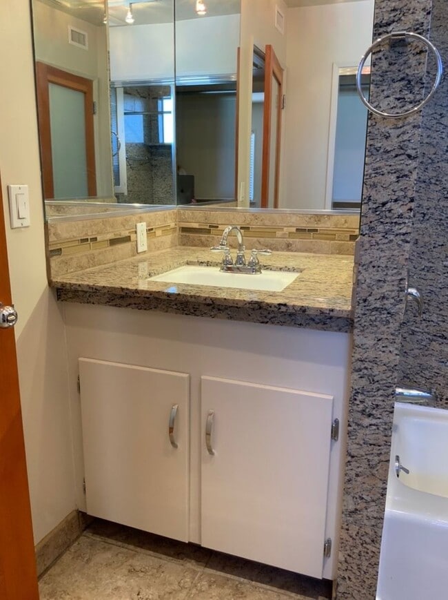 Building Photo - Remodeled one bedroom/1 bath upper unit - ...
