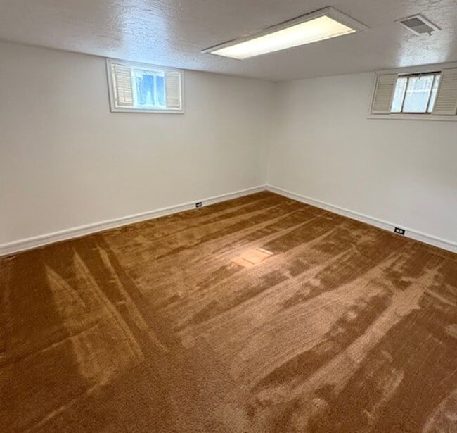 Building Photo - 4 Bedroom Home in Holladay