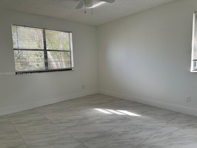 Building Photo - 610 S Park Rd