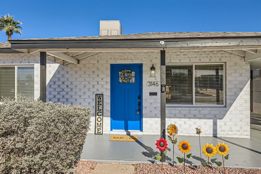 Front Entryway - 3146 E Flower St