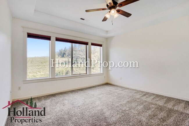 Building Photo - Spacious 4-Bedroom Portland Home with Fenced Yard, Fireplace & Modern Finishes!