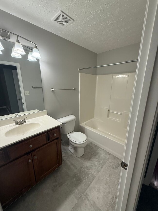 Building Photo - 3 Bed/2 Bath House with 2 Car Garage