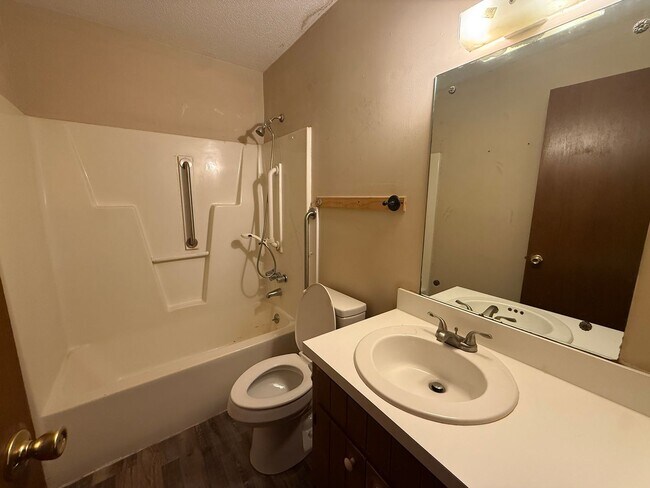 Building Photo - 1715 Snowden Dr SE