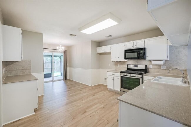Building Photo - 2315 Cunningham Dr