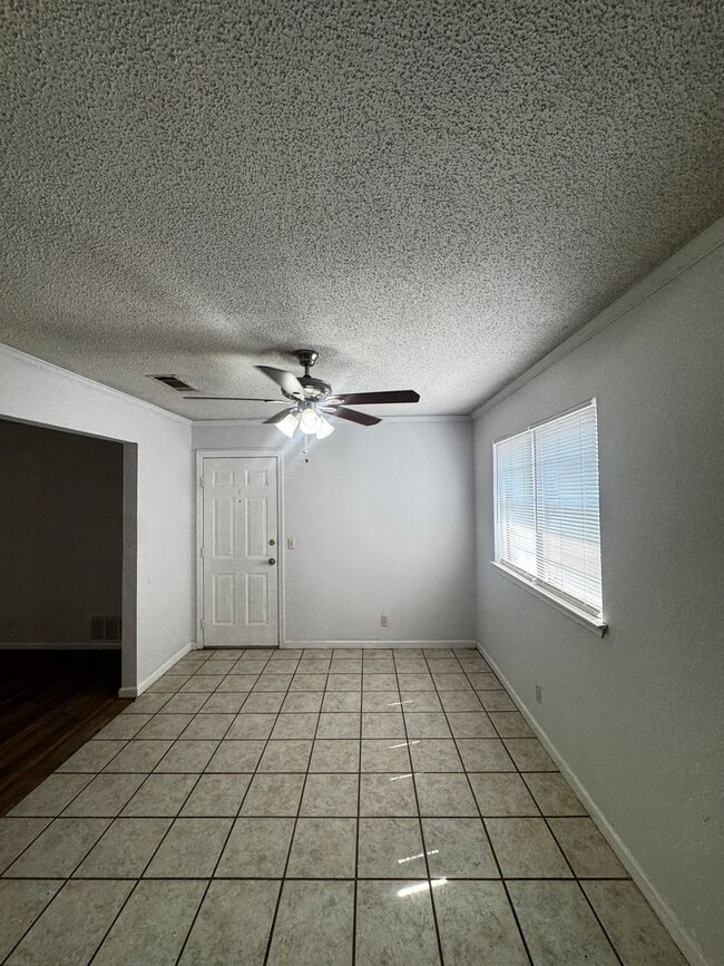 Building Photo - Adorable front  duplex 2bedroom 2bathroom CH/A