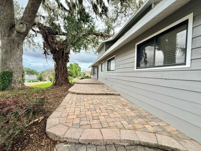 Building Photo - Large and Stunning 2700sqft Newly Renovated 3BR 3BTH!