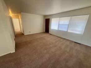 Building Photo - 1702 Holmes Dr