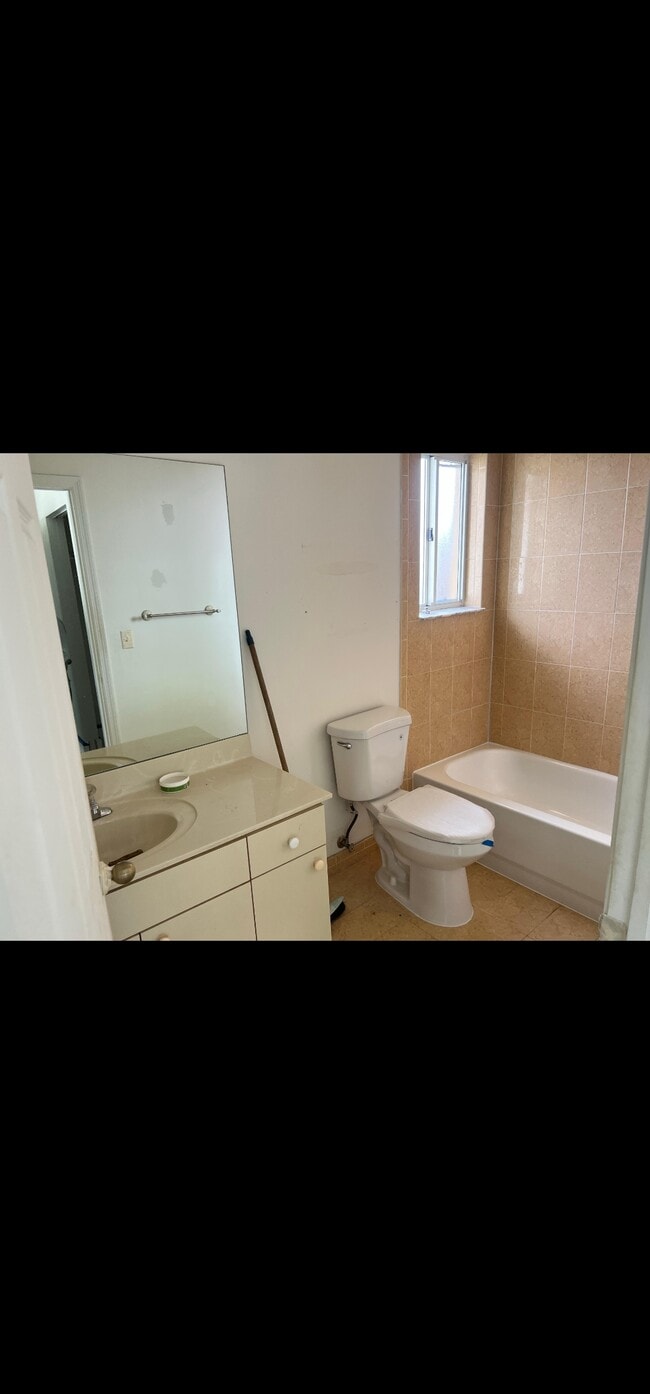 Building Photo - 2507 NE 41st Terrace