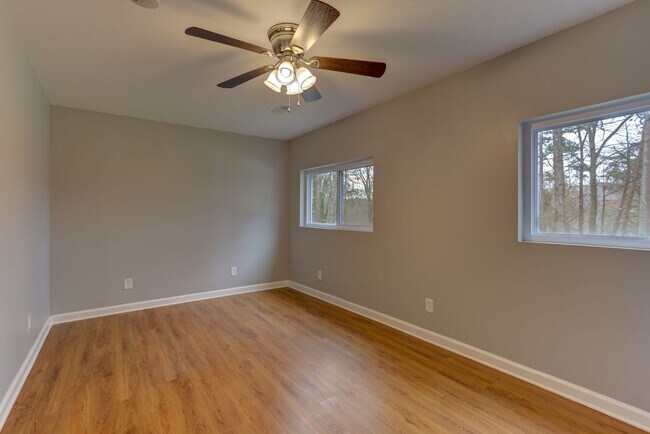 Building Photo - 5 bed 3 bath - Gorgeous Large Family Home ...