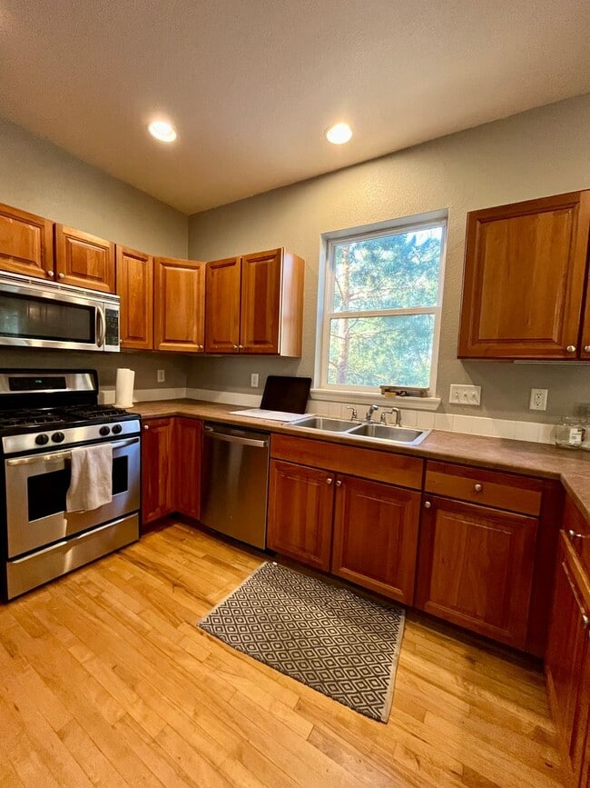 Building Photo - South Longmont Townhome with Attached Garage & Private Patio