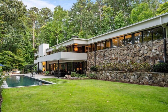 Building Photo - 1640 Winterthur Close NW