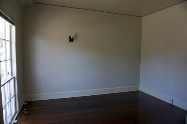 Building Photo - *** Unit is not available for showings until 01/01/2026 ***