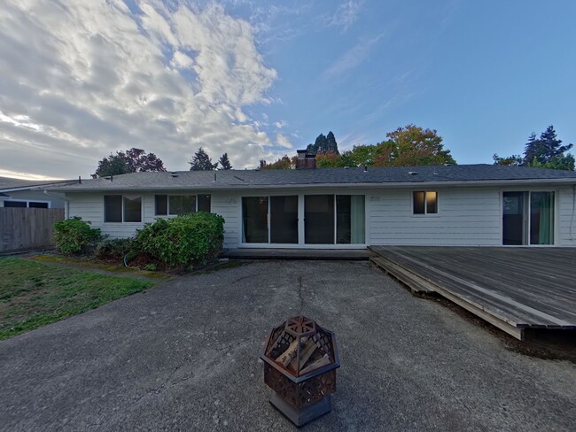 Building Photo - 3 Bedroom Family Home in the Harlow Street...